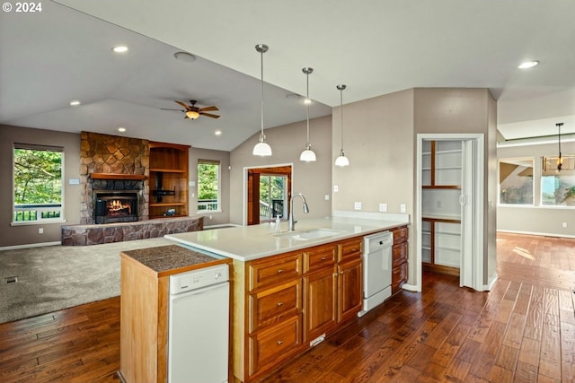 kitchen with dishwasher, sink, a healthy amount of sunlight, vaulted ceiling, and a kitchen island with sink