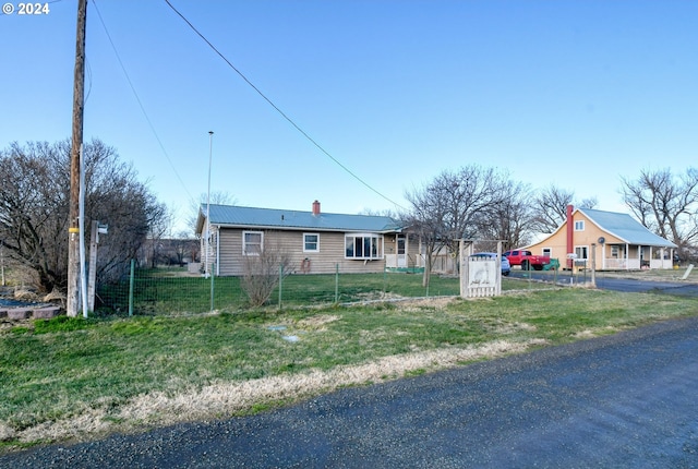 ranch-style house featuring a front lawn