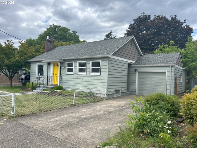 view of front facade featuring a garage and a front lawn