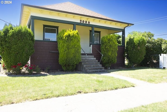 view of front of property with a front lawn