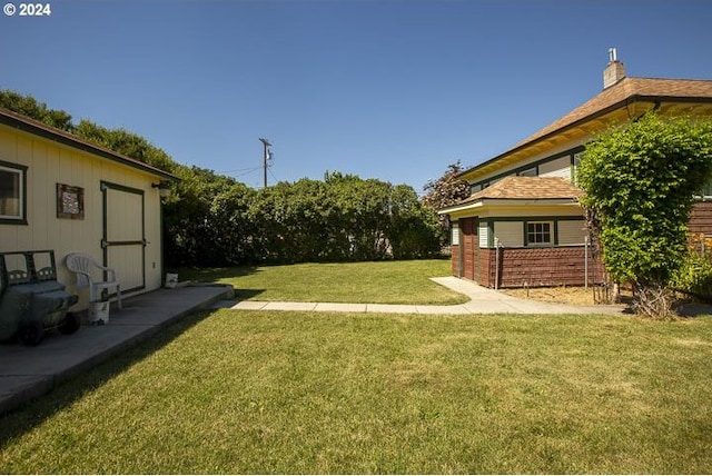 view of yard featuring a storage shed