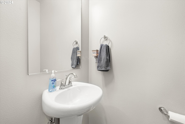 bathroom featuring sink