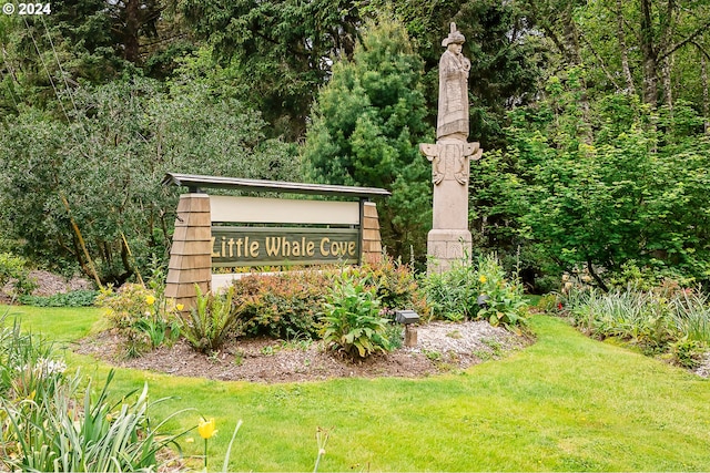 community sign with a yard