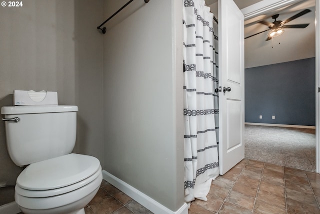 full bathroom featuring a ceiling fan, toilet, and baseboards