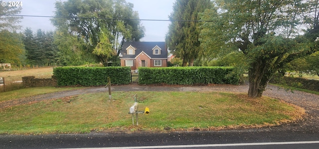 view of front facade featuring a front yard