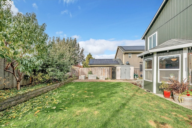 view of yard featuring a shed