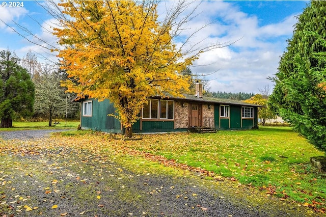 view of front of home featuring a front lawn