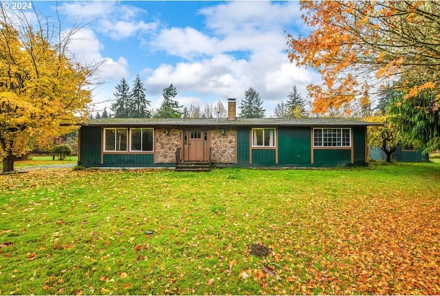 view of front of property with a front yard