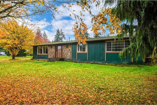 ranch-style home featuring a front lawn