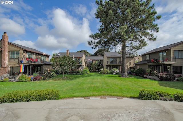 view of property's community featuring a lawn