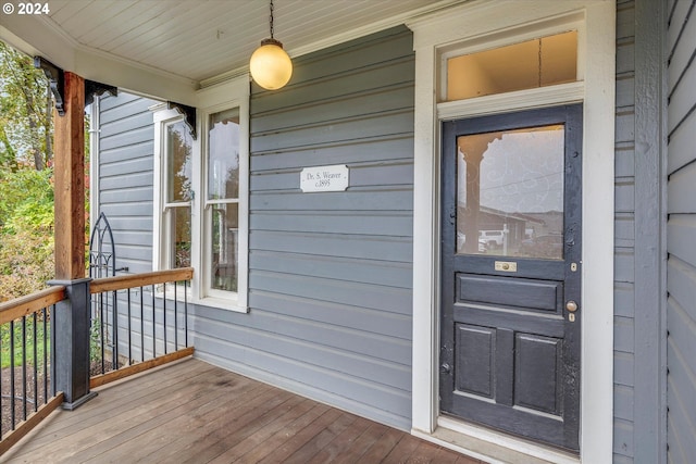 entrance to property featuring a porch