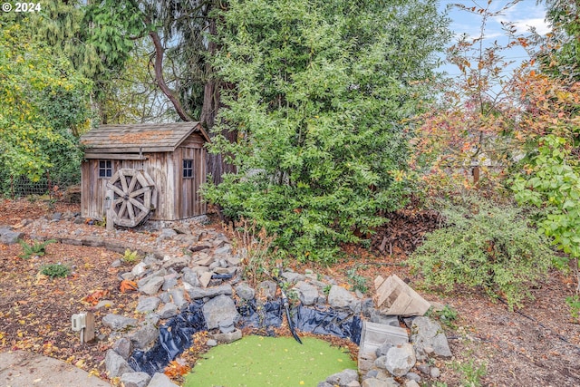 view of yard with a shed