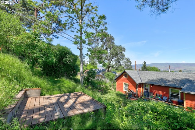 view of yard featuring a mountain view