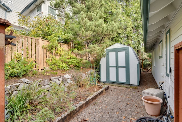 view of yard featuring a storage unit