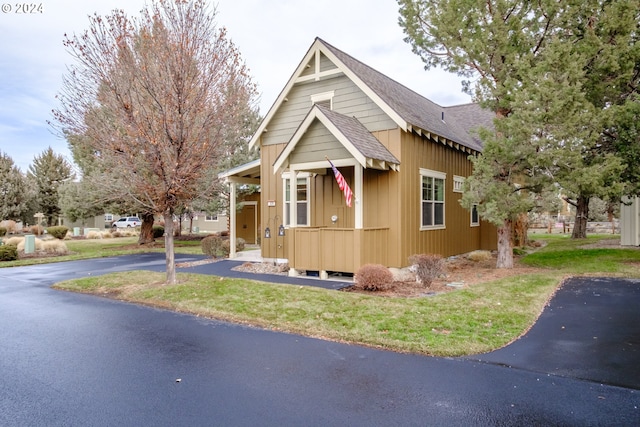 view of front of property featuring a front yard