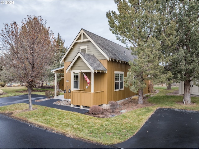 view of front of property with a front yard