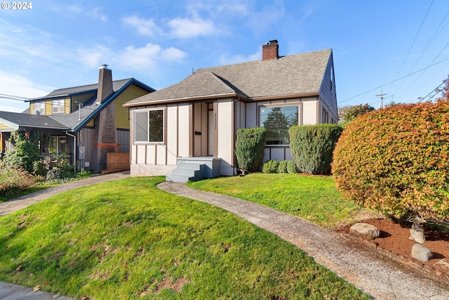 view of front of home featuring a front lawn