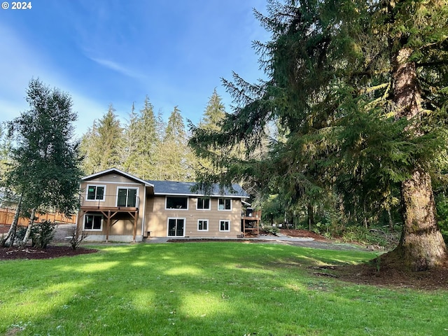 view of front of house featuring a front lawn