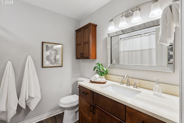 bathroom with a shower with curtain, vanity, and toilet