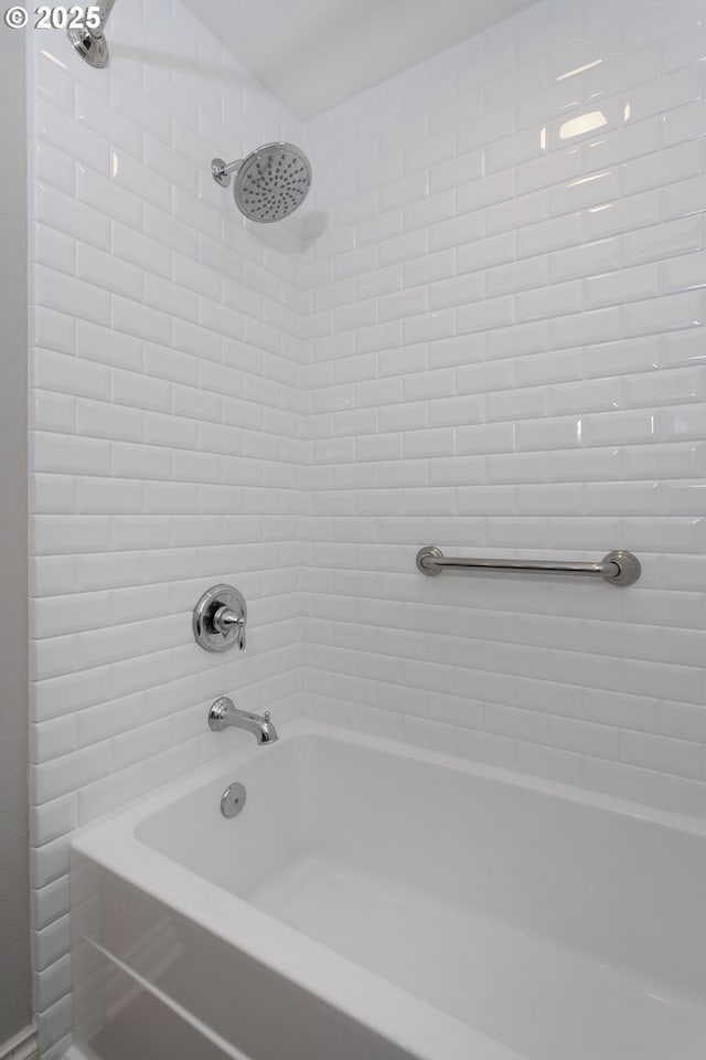 bathroom featuring tiled shower / bath