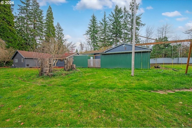 view of yard with an outbuilding