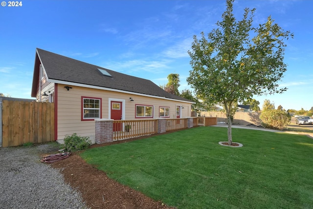 view of front of property featuring a front lawn