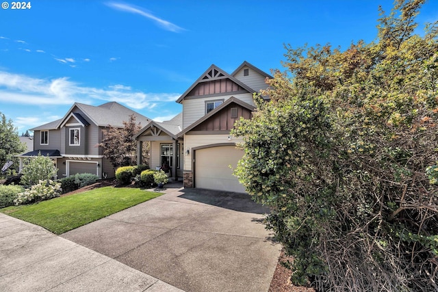 craftsman inspired home featuring a front yard