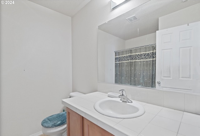 bathroom featuring tile patterned floors, a shower with curtain, vanity, and toilet