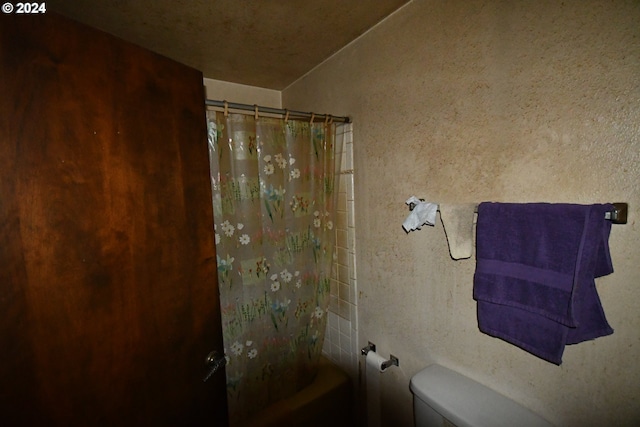 full bathroom with shower / tub combo with curtain and toilet