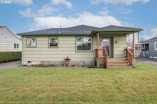 view of front of property featuring a front lawn