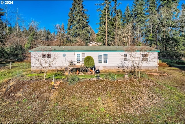 manufactured / mobile home featuring a front lawn