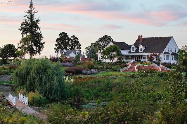 view of yard at dusk