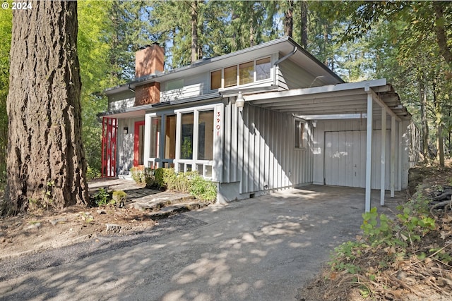 view of front facade featuring a carport