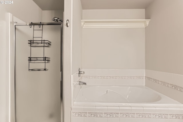 bathroom featuring tiled tub