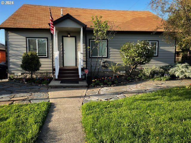 view of front facade featuring a front yard