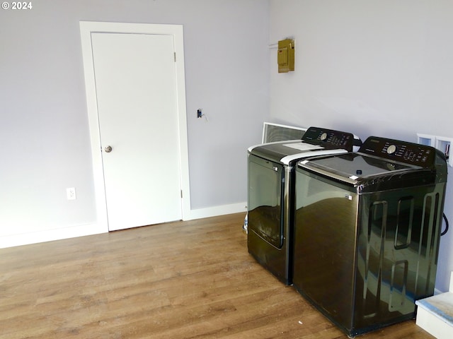 laundry area featuring light wood-type flooring and independent washer and dryer