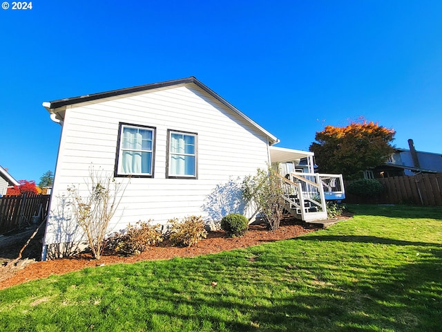 view of side of property featuring a lawn