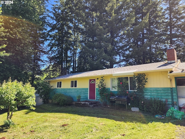 single story home featuring a front lawn