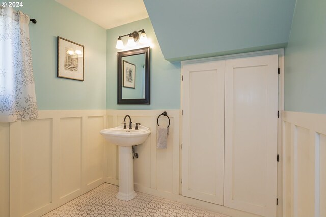 bathroom featuring sink