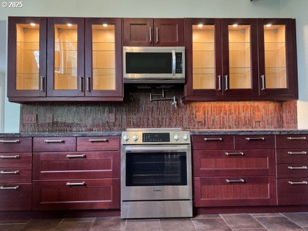 17413 Wake Robin Cir, Oregon City, OR 97045 - kitchen with stainless steel appliances, glass insert cabinets, and backsplash