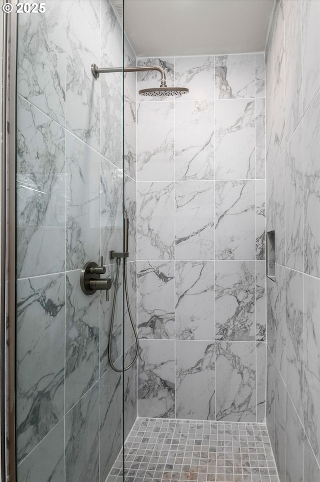 bathroom featuring tiled shower