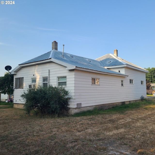 back of house featuring a yard