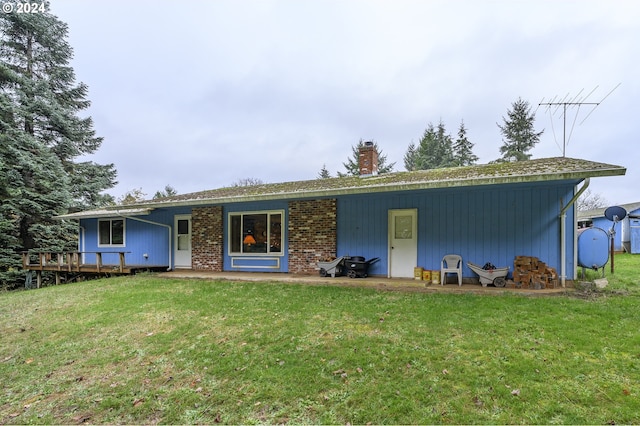 ranch-style house featuring a front yard