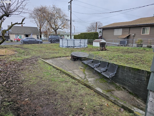 view of yard featuring a fenced in pool