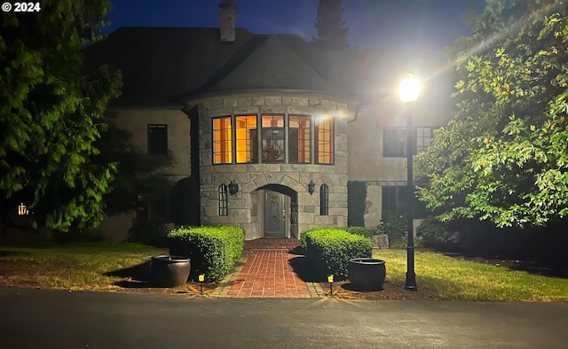 view of front of house with a front lawn