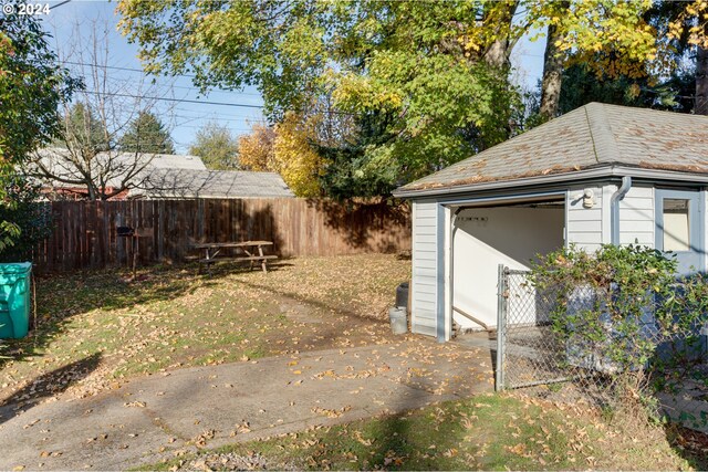 view of yard with a storage shed