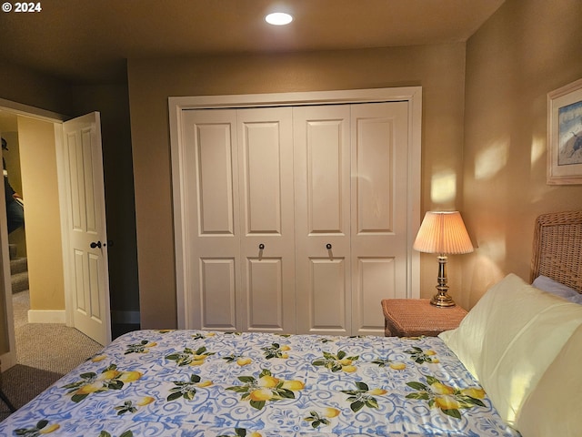 bedroom featuring a closet, carpet flooring, recessed lighting, and baseboards