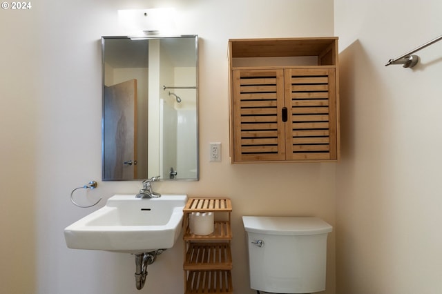 bathroom featuring toilet and sink