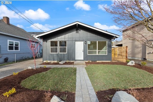 bungalow featuring a front lawn