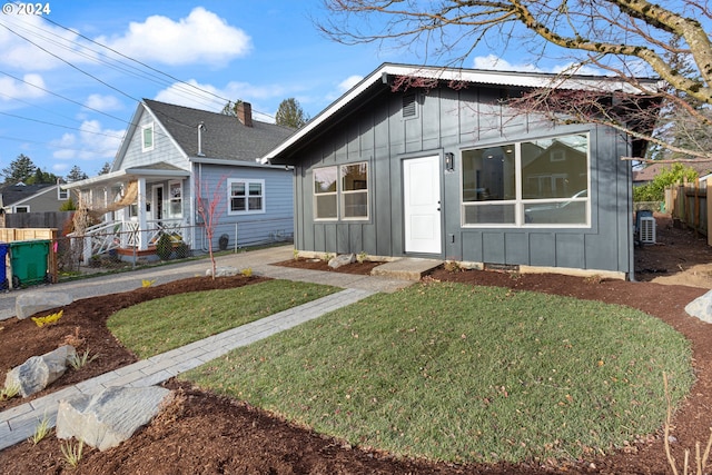 view of front of house featuring a front lawn